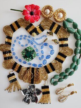 LOT 3. SIGNED AND NOT VINTAGE JEWELRY, NATURAL STONES, ARTISAN MADE.